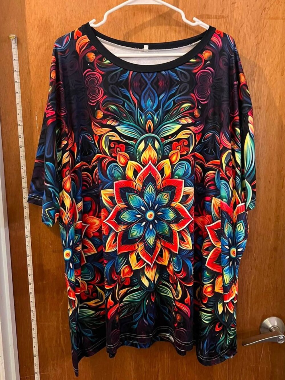 Size 7X - Black and Multi-Colored Short Sleeve Pullover - Fits Like 4X/5X